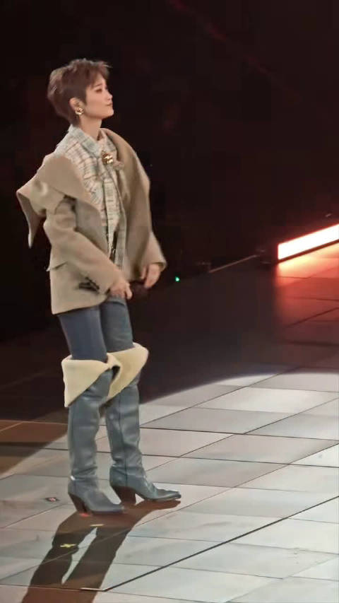 李宇春北京收官舞台，唱功扎实情绪转换丝滑
