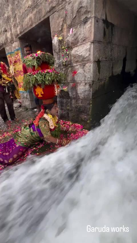 印度南邦Bonalu博纳鲁节，女子头顶祭祀陶罐，临水向女神祈福