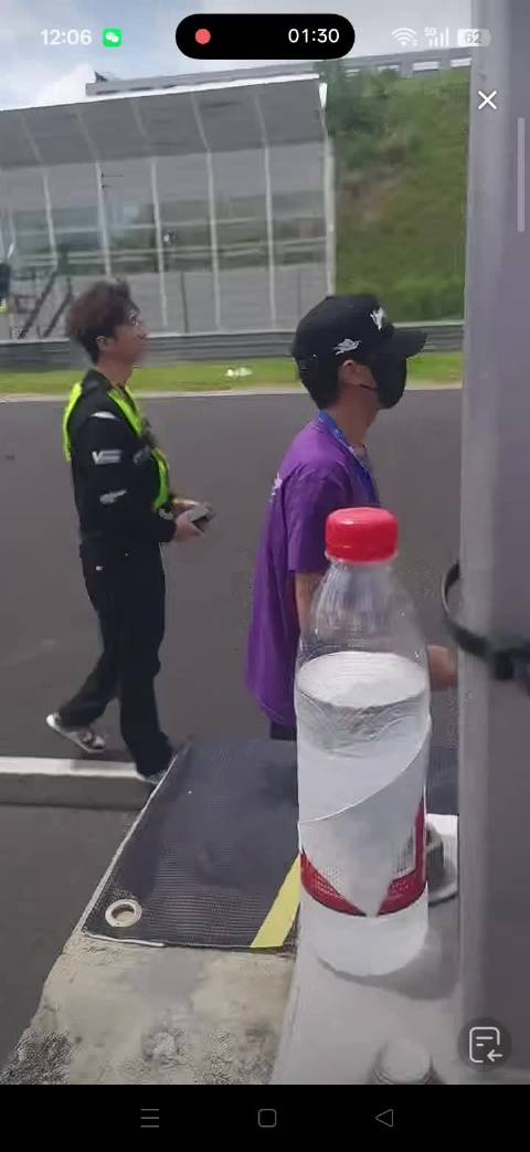 高教练冲线瞬间全场沸腾，主播随车队跑回P房