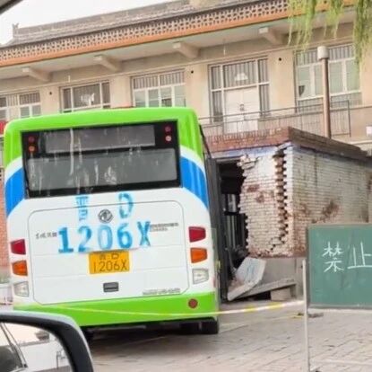 山西壶关县一公交将一民房墙体撞塌，涉事公司：疑司机操作不慎，司机轻微擦伤，另一乘客无大碍