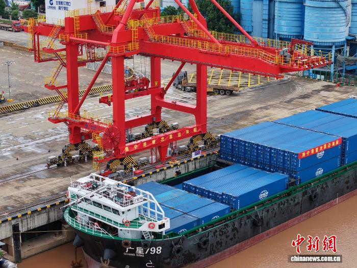 首艘海船靠泊广西南宁港六景港区 实现“海船入邕”历史性突破