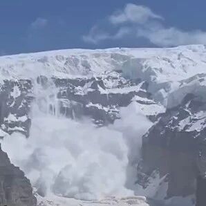 新疆慕士塔格峰2号冰川发生雪崩，多名游客记录下震撼一幕→