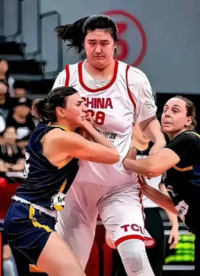 中国女篮惨败美国仅1天，不对劲的一幕出现，郑薇点评很到位