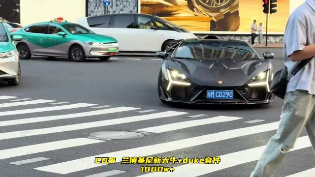 万象城周末堪比车展，兰博基尼新大牛duke套件与磨砂黑顶配新大牛同时就位…