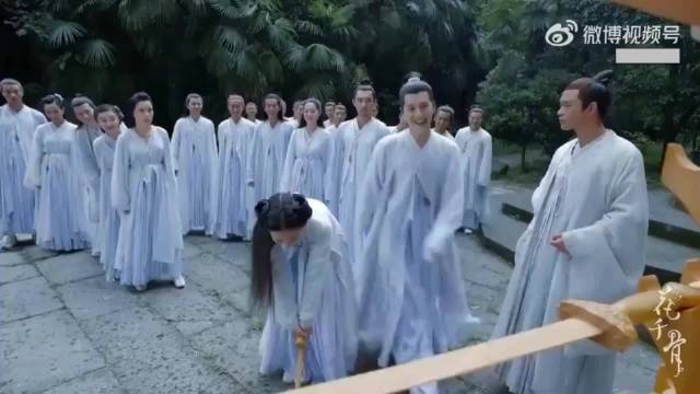 千骨自信拿木剑，根本拿不动，同学傻傻嘲笑