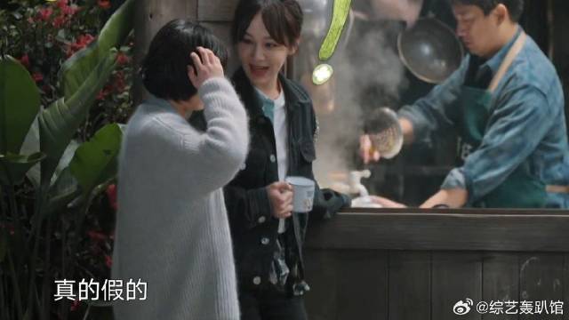 张子枫做饭太吓人看 菜胡了不说还把锅炸了，杨紫一脸震惊！