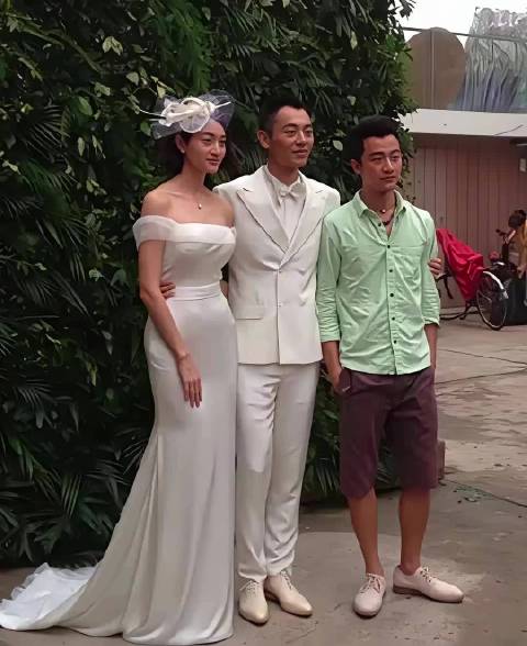 黄轩最不忍直视的一张照片， 就是朱亚文结婚时拍的这张， 这配色，这鞋子…