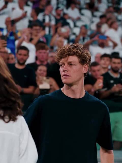 20260906 好忙碌的一天，辛纳刚看完F1又出现在AC米兰和尤文的观众席上 seriea
