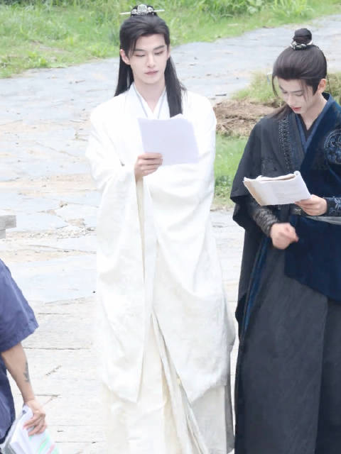 何与饰演太子殿下水灵灵走进镜头