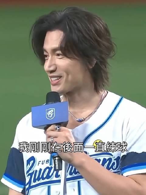 言承旭在湾湾为棒球比赛开球…