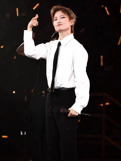 李宇春你干嘛啊！@李宇春 怎么这么会扭！
