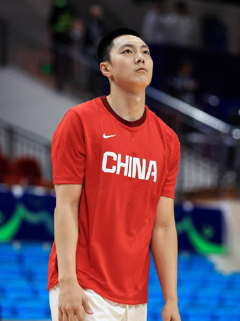 早有预兆？胡明轩担任亚运会男篮队长，此前代表男篮参加出征仪式