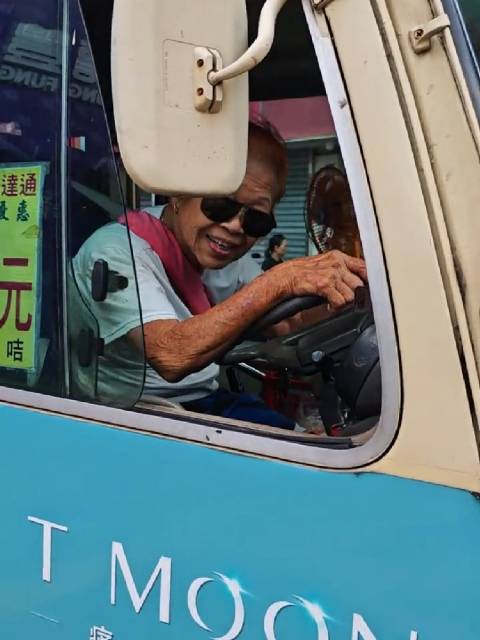 香港街头网友偶遇90岁公交老奶奶，精气神十足