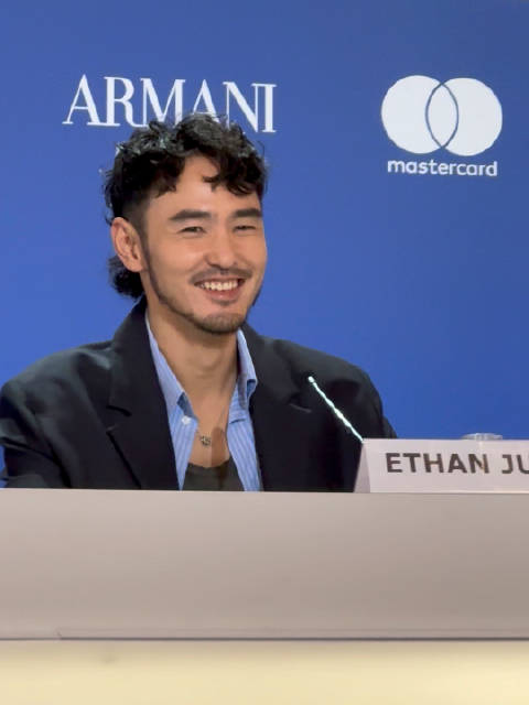阮经天谢盈萱亮相威尼斯，狼尾卷毛发型抢镜