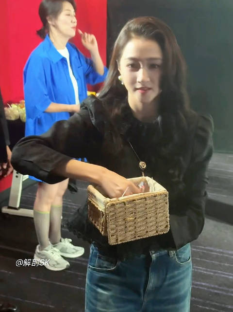 眼睛亮亮的晓彤～ 用力撒饭的可爱饭撒