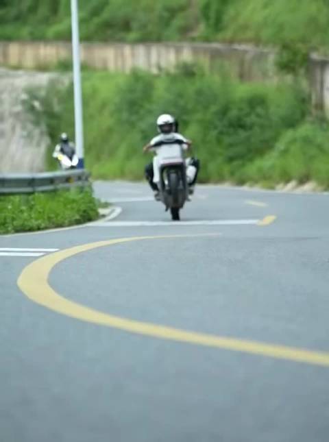 摩托车压弯帅不过三秒，安全第一需谨慎