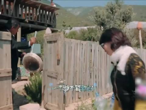 花少2三姐妹与俩男生打成一片，嫉妒令人面目全非