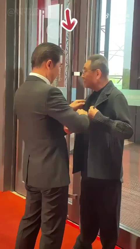 候场抓拍杨受成主动邀肖战合影，王一博为老板引荐资源