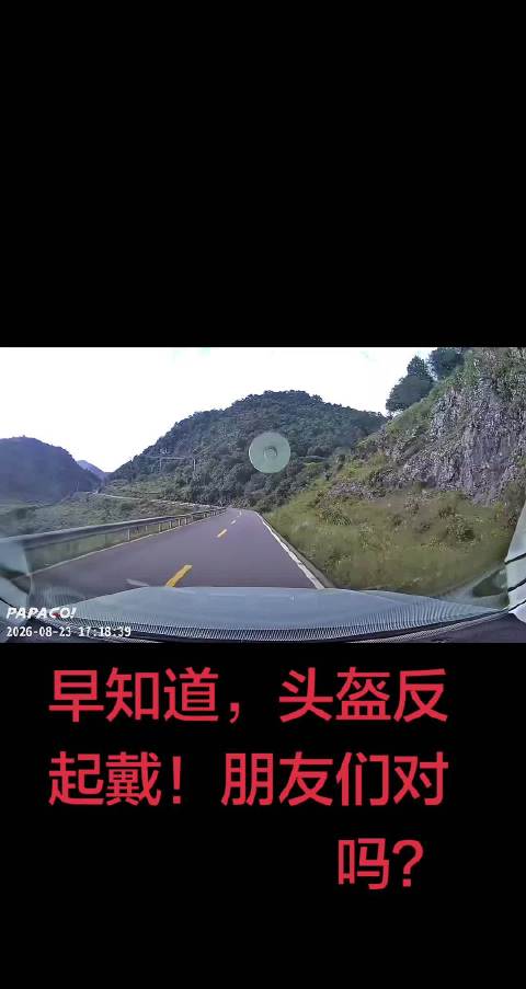 摩托车操作失误，他捏前刹了，如果踩后刹就算撞上也没那么严重