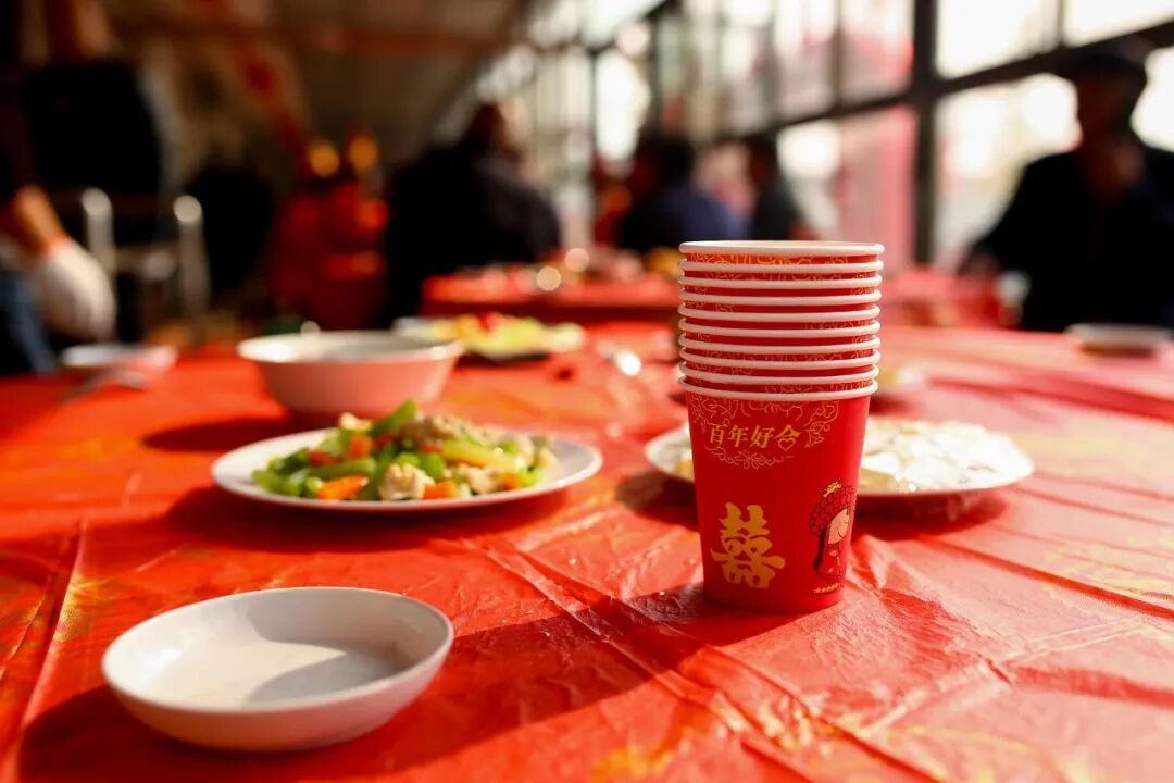宁乡一男子借用小区公共区域办婚宴，业主骑车被油污滑倒，摔成十级伤残！法院判了