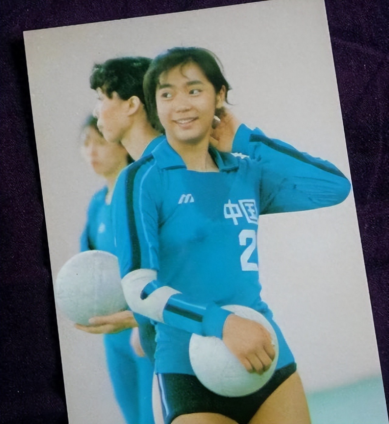 她是女排唯一五冠王，身家过亿、女儿清华博士，现状连郎平都意外