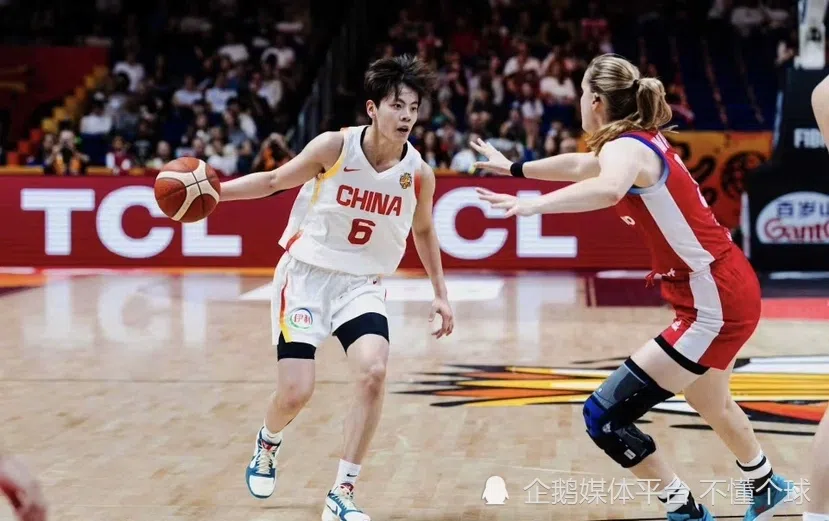 弃李梦、失李月汝、新人当队长，中国女篮选人乱成一锅粥，球迷炸了