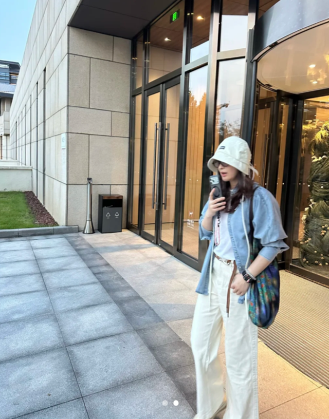 阿那亚偶遇梅婷，直播带货陷入争议中的她，貌似心情不佳一脸烦躁