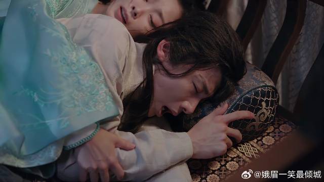 顾九思家破人亡，被万老板收留藏进密室，玉茹心疼抱紧他