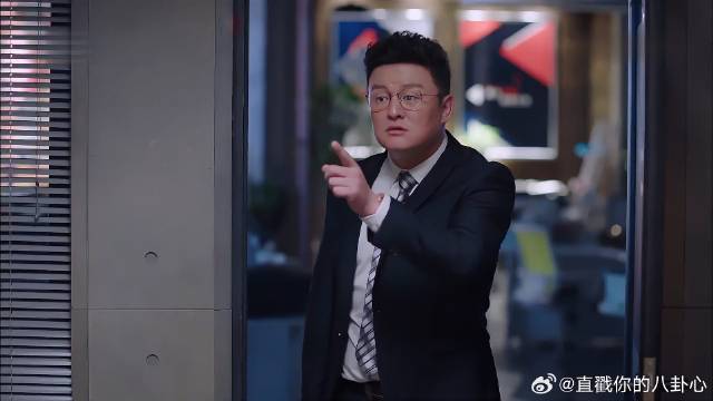 李总看见贺繁星在加班，对她劈头盖脸一顿痛骂