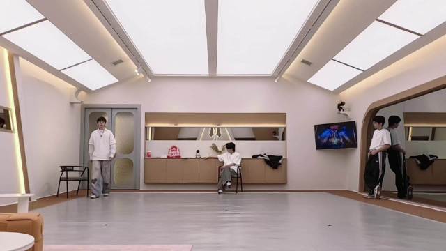B站更新 《你的眼神》练习室版 4K 60FPS 请收看的迷人舞姿 @张彬彬Vin