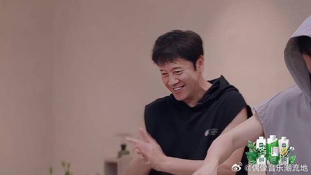 王栎鑫忙碌中，糊糊闪现！热闹披荆斩棘模仿秀大揭秘！