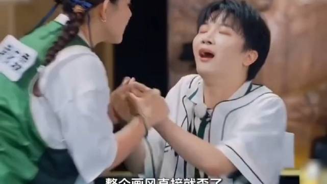 个人恩怨还是综艺效果？郑凯跑男抱摔郭艾伦、周深懵了