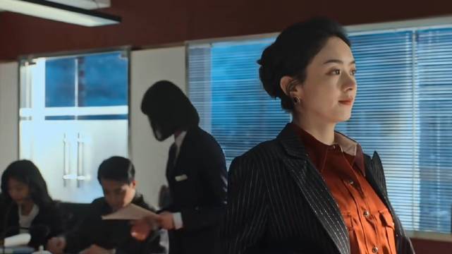 赵丽颖许半夏条纹西装，女商人果敢气质尽显