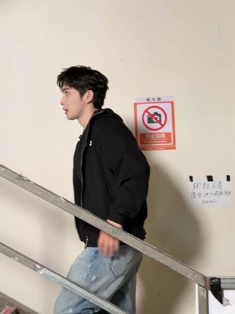 真挺努力的 每个平台物料都不同啊，用心了！ 哥@张彬彬Vin 又学习去啦