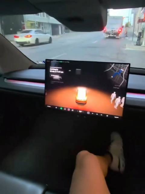 第一视角体验特斯拉无人驾驶出租车
