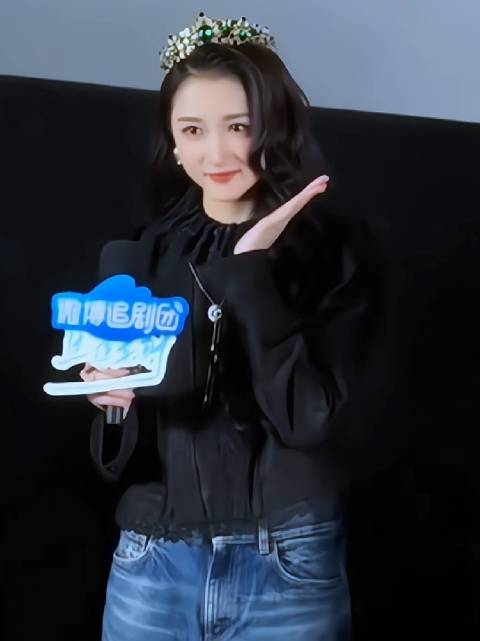 王子奇为关晓彤戴皇冠，晓彤真公主