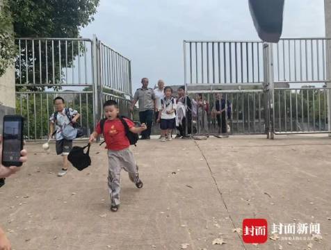 乡村公交为接学生3年延迟收班