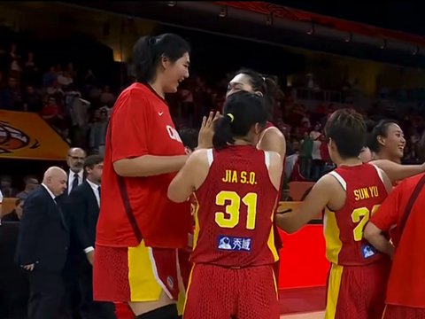女篮大胜意大利!宫鲁鸣淡定,韩旭抱杨舒予庆祝,退场致谢球迷! 女篮大胜意大利!宫鲁鸣淡定,韩旭抱杨舒予庆祝,退场致谢球迷!