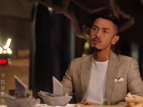三十而已海王梁正贤终于露出本性，王曼妮当众脱衣服