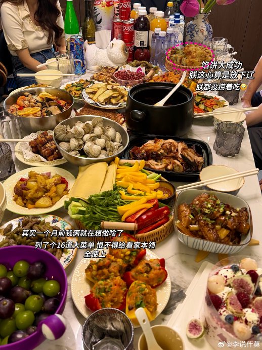 明月挂在柳梢 爱在身边紧绕 搂着噜哥黑豹 一起睡个懒觉