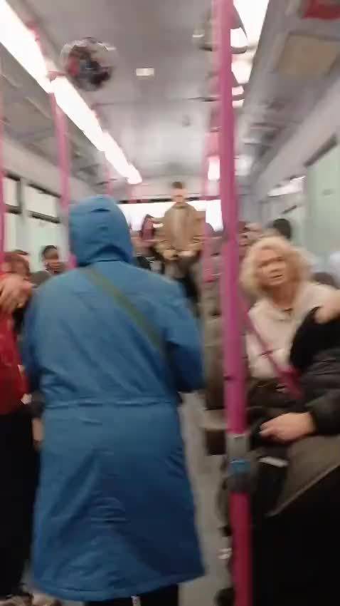 英国格拉斯哥公交车上男子遭国籍歧视，白人男子被赶下车