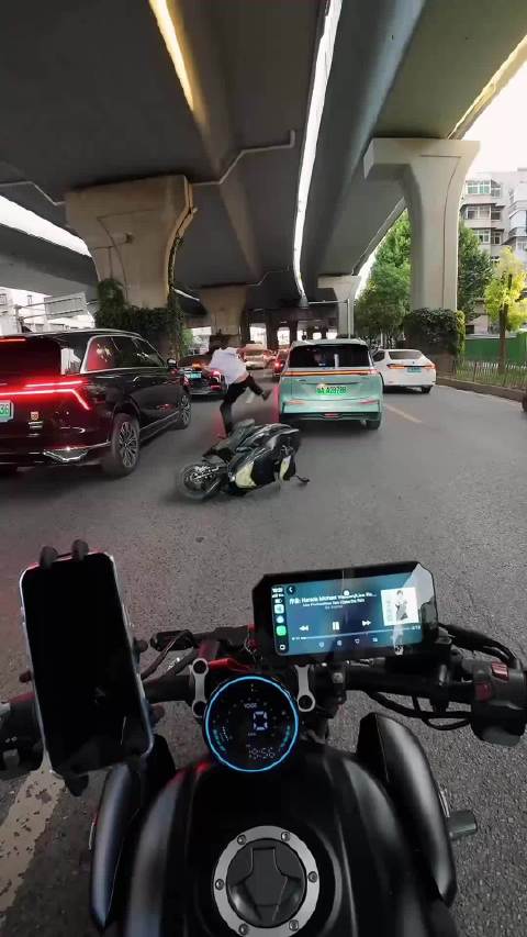 什么仇什么怨？埃安车主薅他假发了？