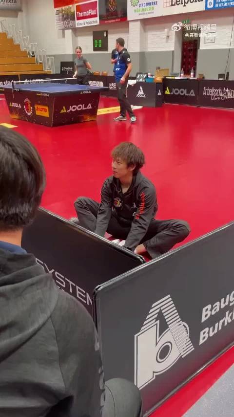 林高远，咋都爱这样坐着晃动脚？都好可爱