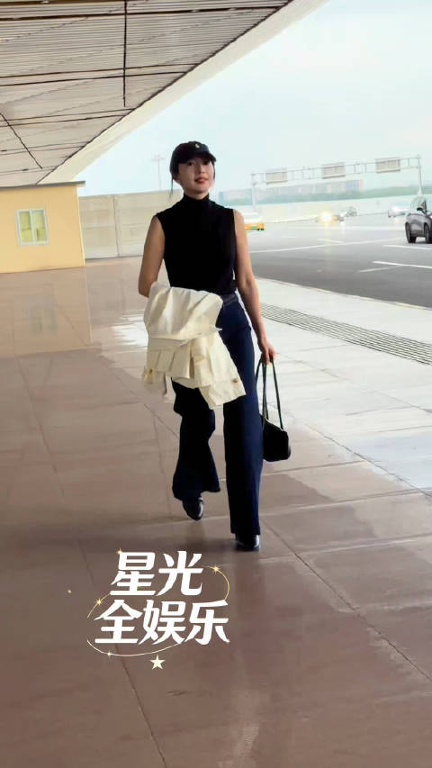 高圆圆启程赴纽约时装周，简约黑白复古穿搭松弛高级