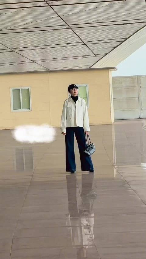 高圆圆出发纽约时装周，经典黑白造型诠释美式复古