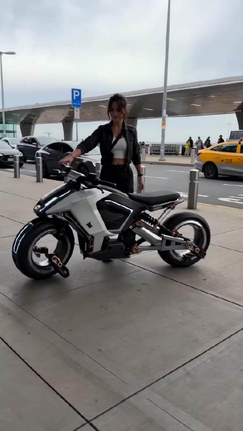你们觉得未来能否开发出摩托车和行李箱之间可以自由切换的产品？