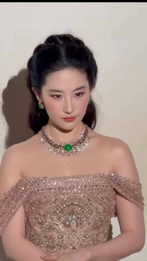 刘亦菲穿高定戴宝格丽珠宝与刘嘉玲吴磊蔡依林亮相晚宴