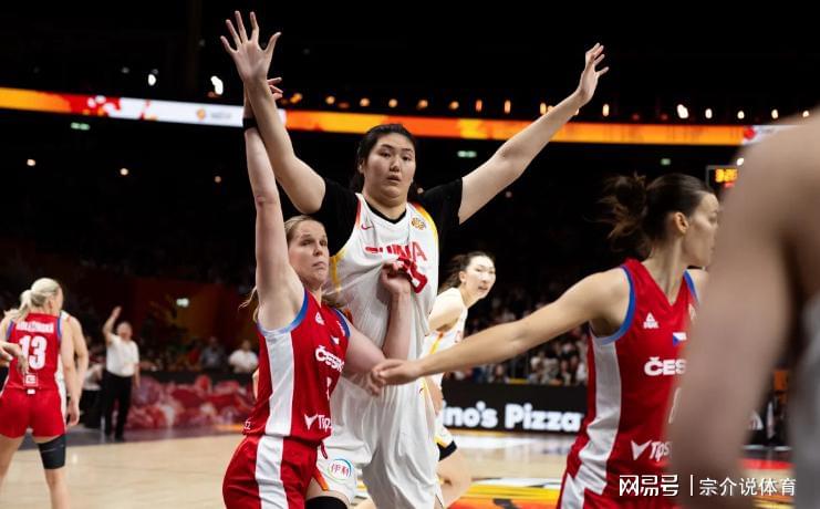中国女篮决战意大利，首发五人大调整，张子宇被弃用，宫鲁鸣无奈