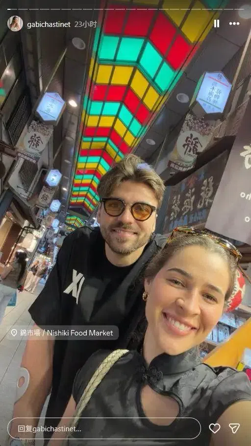 穿保护靴+拄拐！泰山外援泽卡携妻儿前往日本旅游
