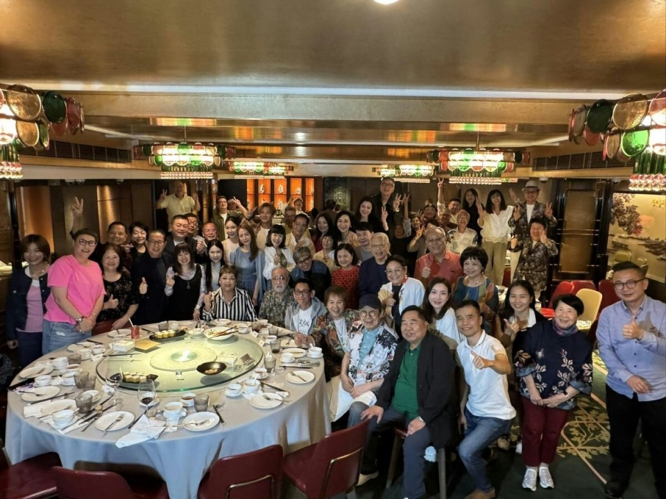 71岁香港知名女星突然“被结婚”，74岁低调老戏骨无辜变新郎